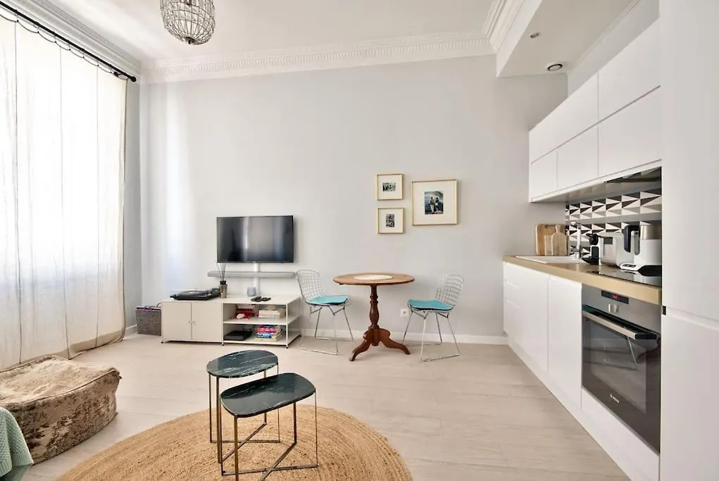 Very Nice 2P With All Comfort, City Center Ac/Wifi Apartment